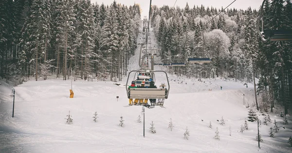 Люди піднімаються на лижах — стокове фото
