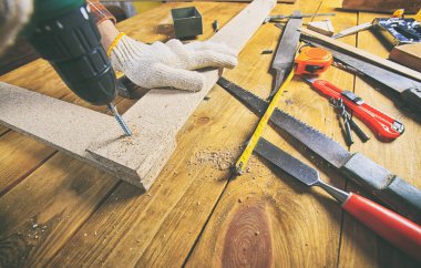 marangoz ahşap ile çalışır 