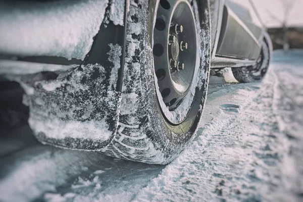 Pneu de voiture recouvert de neige — Photo