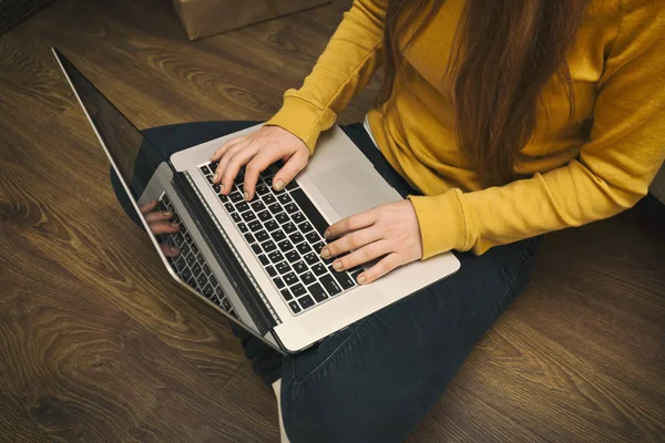 A mulher jovem que trabalha no computador portátil — Fotografia de Stock