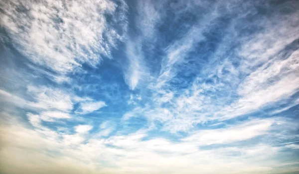 Nuvens cinzentas no céu azul — Fotografia de Stock