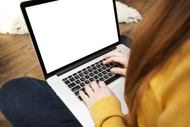 Laptop çalışan genç kadın