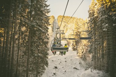 İnsanlar üzerinde teleferik kaldırma 
