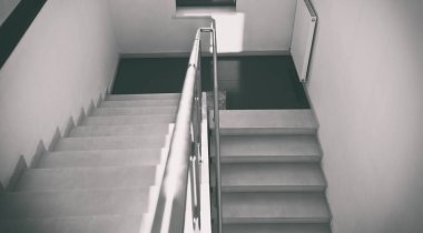 Gri beton merdivenler