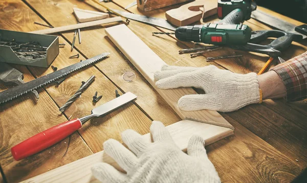 Der Schreiner arbeitet mit Holz — Stockfoto