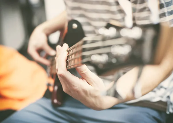 Cara joga em uma guitarra — Fotografia de Stock