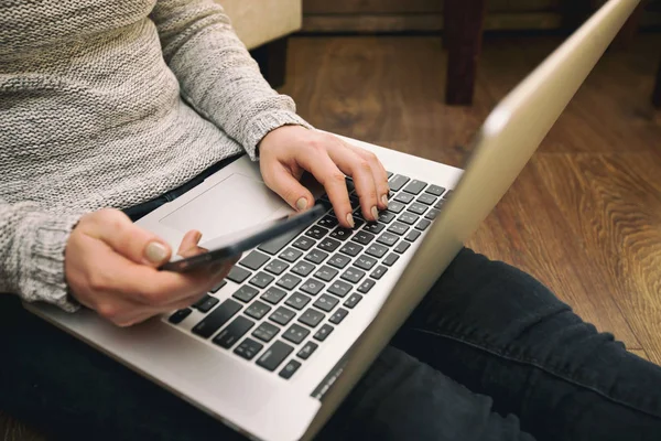 La jeune femme travaillant à l'ordinateur portable — Photo