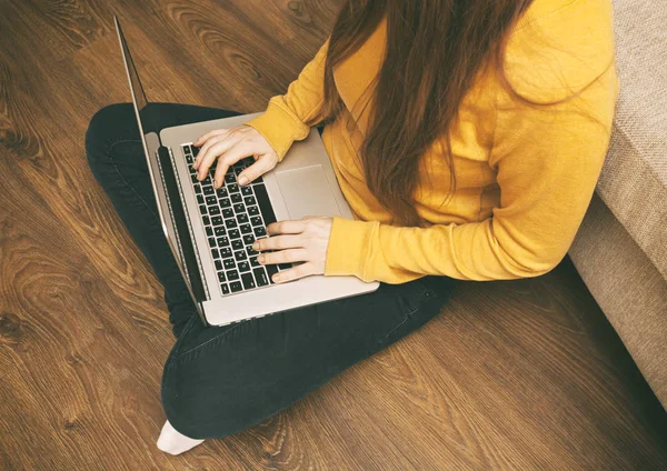 Młoda kobieta, pracująca laptopa — Zdjęcie stockowe
