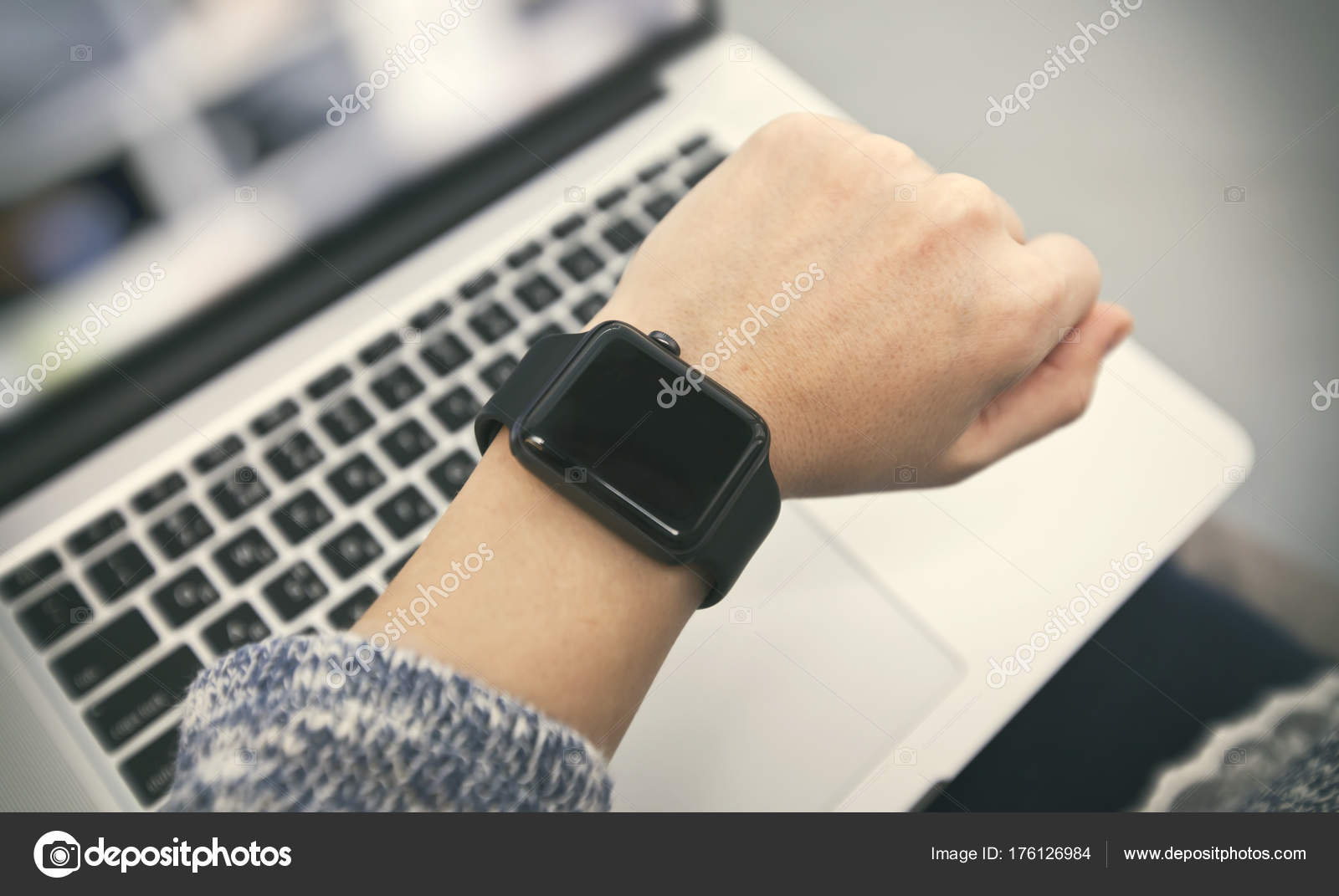 bit Konsekvenser væsentligt Smartwatch on female hand Stock Photo by ©Olegkalina 176126984