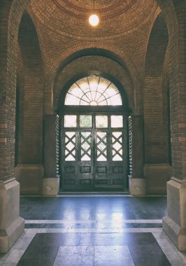 Büyük salonda büyük bir ahşap kapı