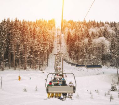 İnsanlar üzerinde teleferik kaldırma
