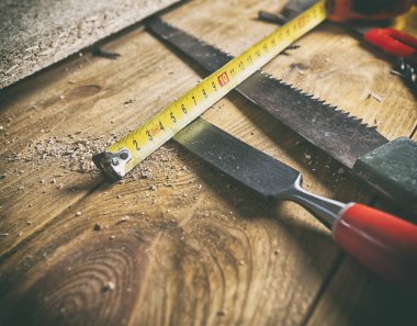 Ahşap masanın üzerinde farklı yapı ekipmanları var.