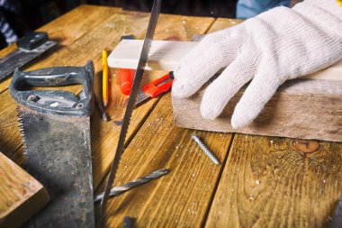 Adam bir ahşap tahta kesme tezgahlar