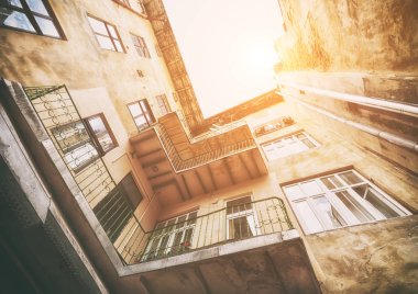 Aşağıdan yukarıya eski bir buildind görünümü