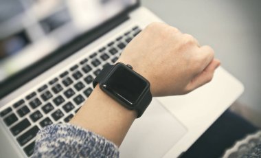 smartwatch el üzerinde