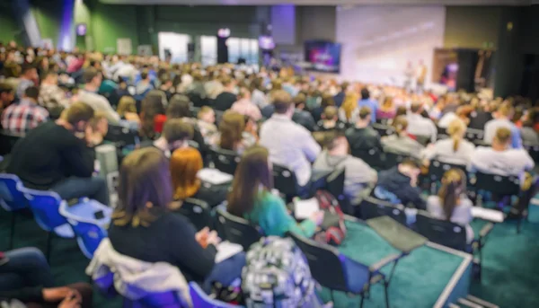 Viele junge Leute im großen Saal lauschen einem Redner — Stockfoto