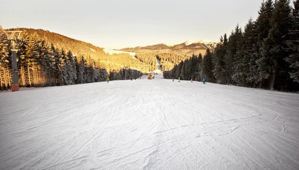 Muchos esquiadores y snowboarders en las montañas — Foto de Stock