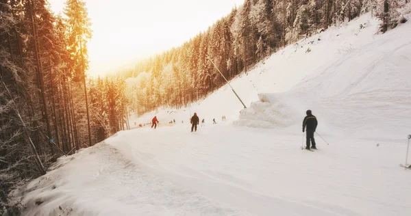 Moution zicht op mensen die zijn skiën in de bergen — Stockfoto