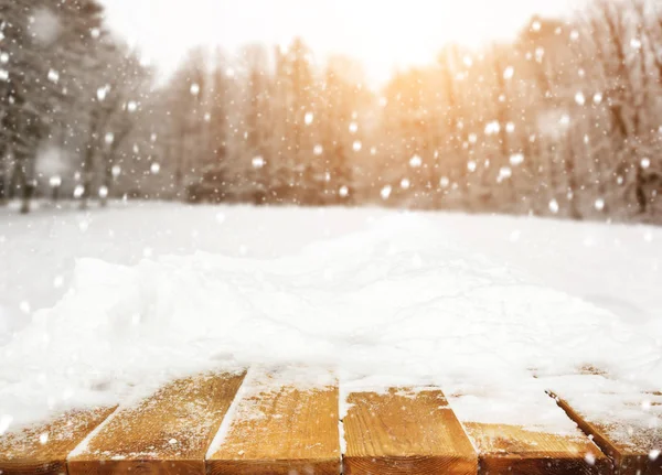 Деревянный стол, покрытый снегом — стоковое фото