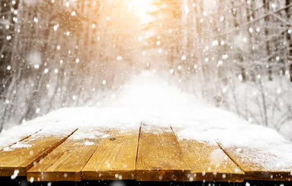 Mesa de madeira coberta de neve — Fotografia de Stock