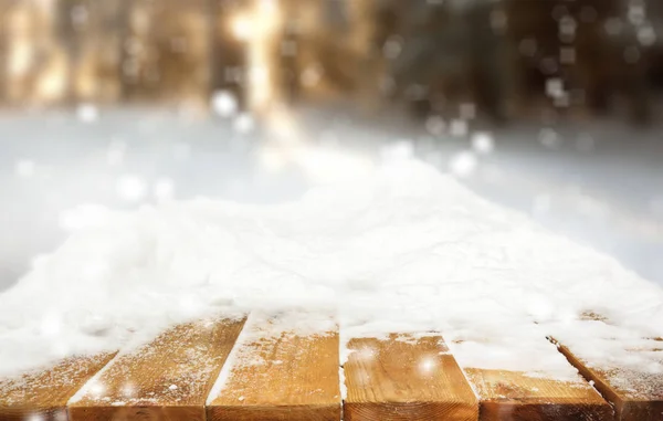 Mesa de madeira coberta de neve — Fotografia de Stock