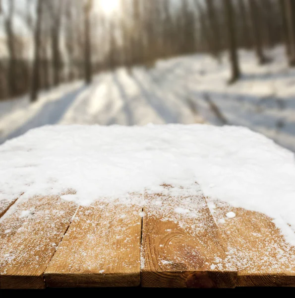 Dřevěný stůl pokrytý sněhem — Stock fotografie