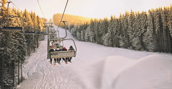 Mensen opheffend op ski-lift — Stockfoto