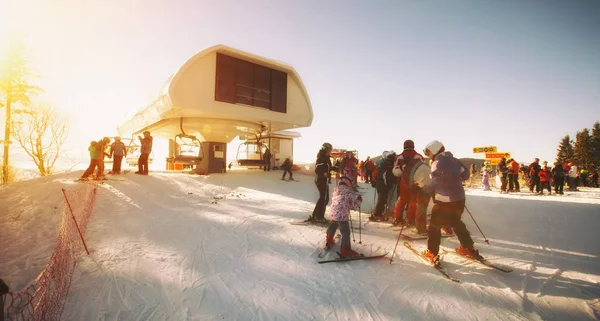 Een heleboel skiërs en snowboarders in de bergen — Stockfoto