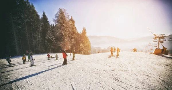 Beaucoup de skieurs et snowboarders en montagne — Photo