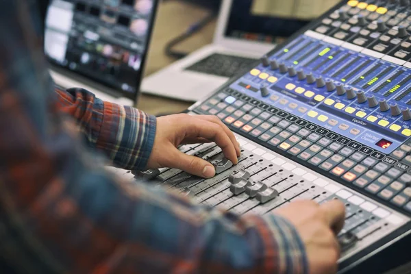 The guy controls the mixing console — Stock Photo, Image