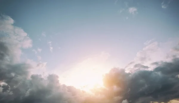 Nuvens cinzentas no céu — Fotografia de Stock