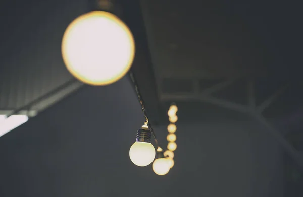 Veel lampen in de donkere kamer — Stockfoto