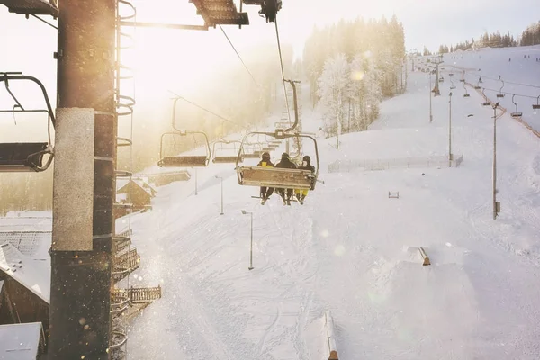 スキー場のリフトで持ち上げる人 — ストック写真