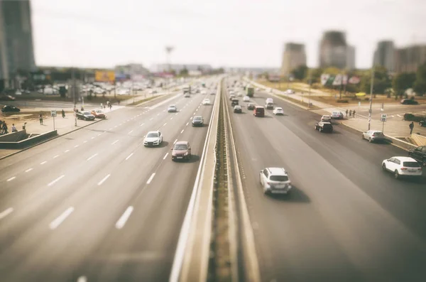Вид на асфальтированную дорогу с большим количеством машин — стоковое фото