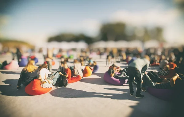 Personas sentadas y relajadas después de la reunión — Foto de Stock