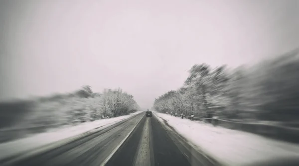 Размытая зимняя асфальтовая дорога — стоковое фото
