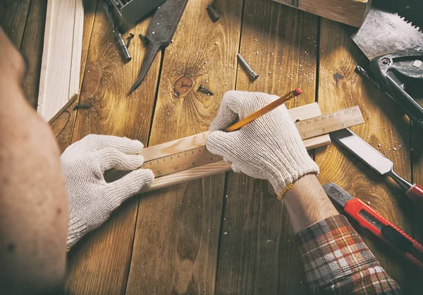 Snickaren arbetar med trä på sin arbetsplats — Stockfoto