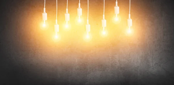 Grunge arka plan üzerinde birçok Işık Ampüller — Stok fotoğraf