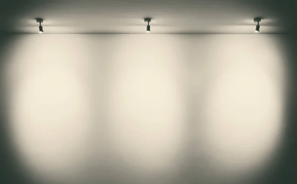Trzy reflektory świecą na ścianie — Zdjęcie stockowe