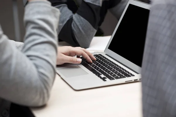 Ne laptop inşaat bakış adamın elleri üzerinde kapatın — Stok fotoğraf