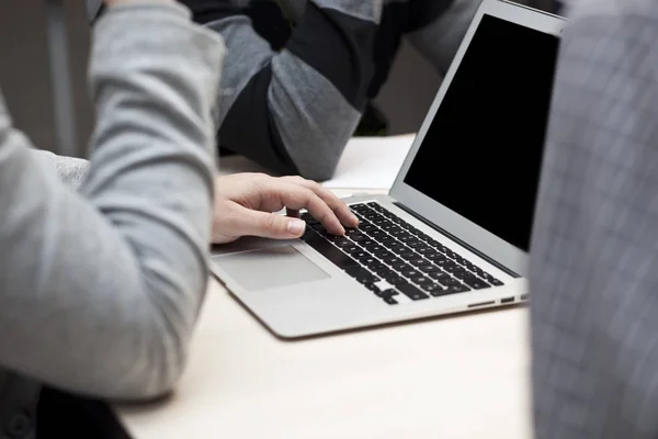 Visão de perto nas mãos do homem o que funciona no laptop — Fotografia de Stock