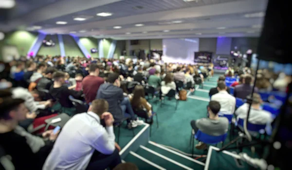 Un sacco di giovani in una grande sala ad ascoltare un oratore — Foto Stock