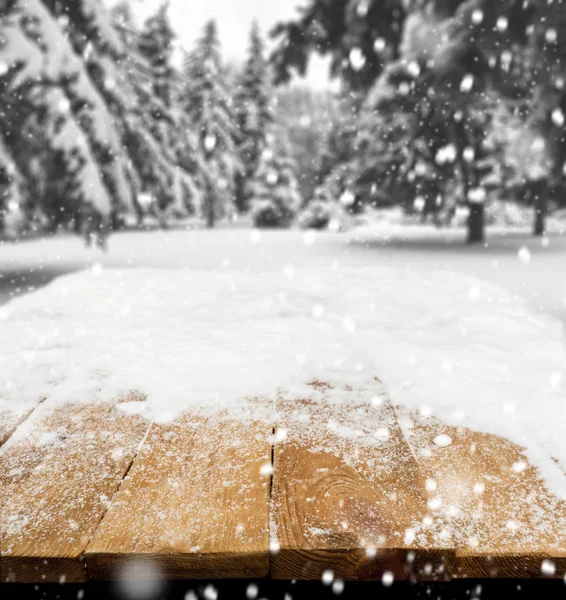 Holztisch mit Schnee bedeckt — Stockfoto
