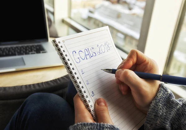 The woman is writing goals for 2018 year — Stock Photo, Image