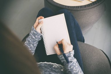 Kadın Not Defteri'nde yazıyor