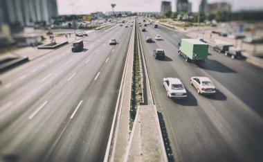 Asfalt yol ile lots-in cars görüntüleyin