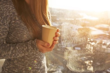 Genç kadın kahve tutar 