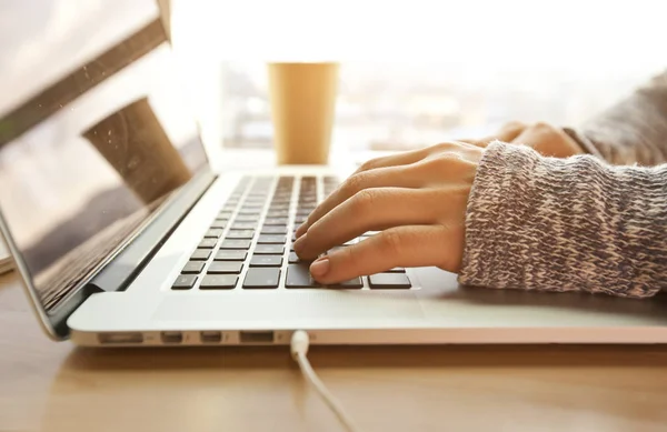 Jovem mulher trabalhando no laptop moderno — Fotografia de Stock