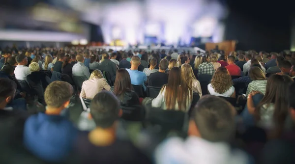 Viele junge Leute im großen Saal lauschen einem Redner — Stockfoto