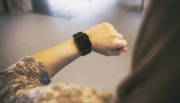 Die moderne intelligente Uhr auf der Hand der Frau — Stockfoto